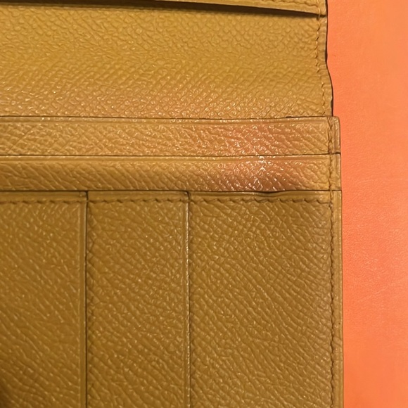 Hermes Auth wallet in Mustard yellow - Picture 4 of 7